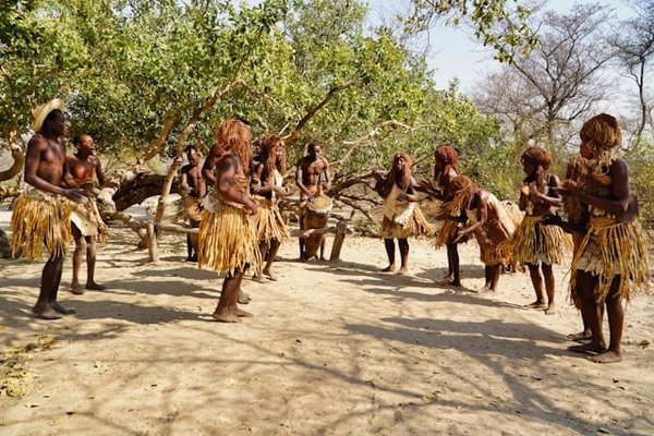 Comment découvrir les traditions artisanales des tribus Himba en Namibie ?